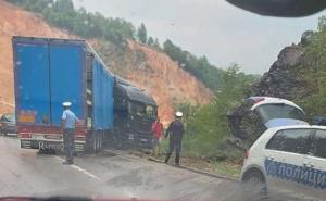 Na putu Sarajevo - Pale šleper sletio s puta, saobraćaj se odvija jednom trakom