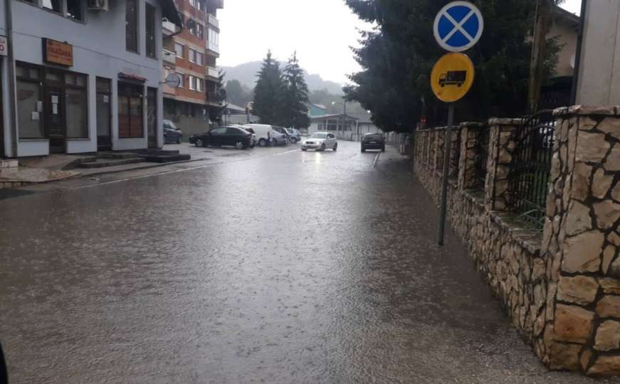 U bh. gradu kiša napravila veliki problem, ulice su potopljene 