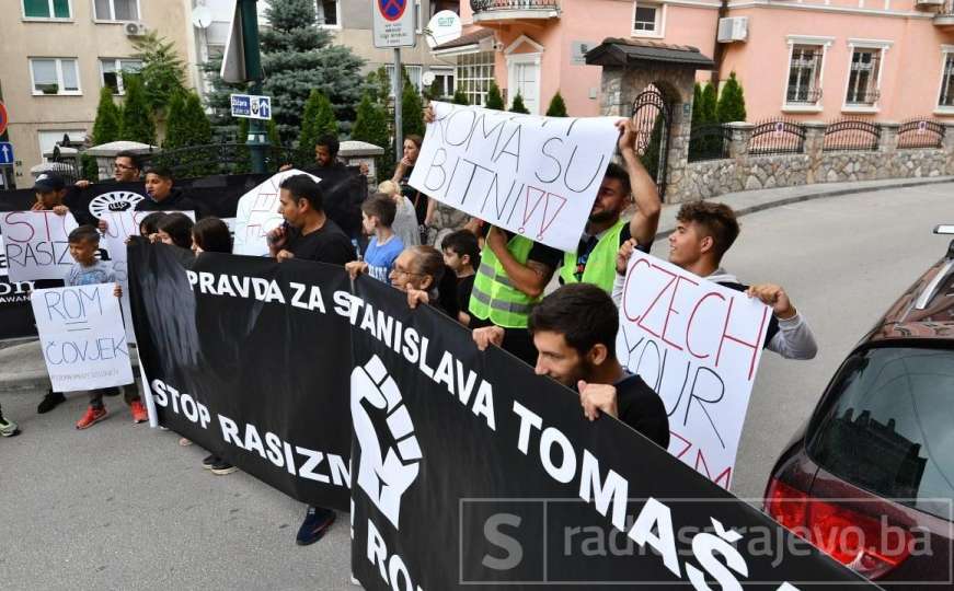 Protesti u Sarajevu: Aktivisti osudili rasizam i policijsku brutalnost prema Romima
