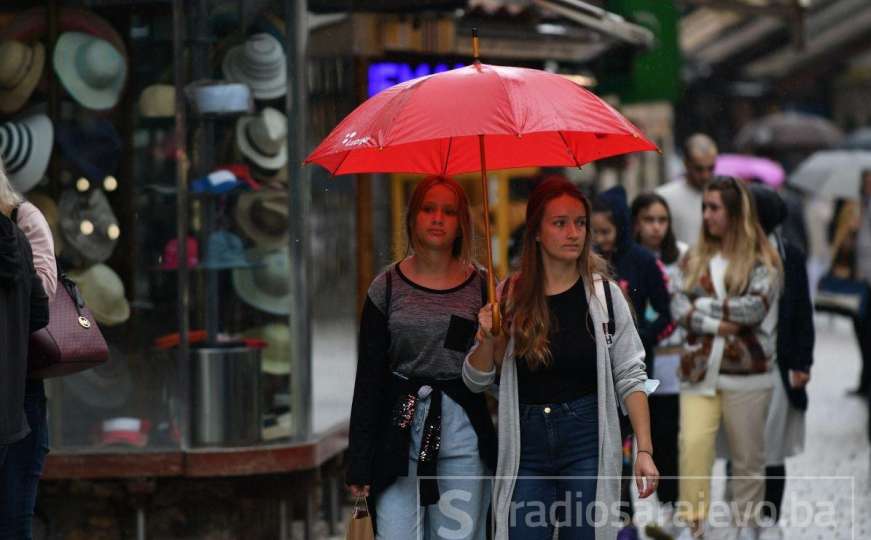 Pa šta ako pada: Uprkos kiši sarajevske ulice pune šetača