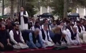 Snimak iz Afganistana obišao svijet: Vjernici klanjaju dok padaju granate