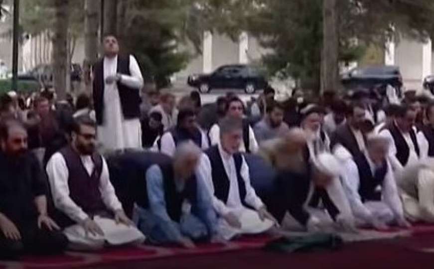 Snimak iz Afganistana obišao svijet: Vjernici klanjaju dok padaju granate