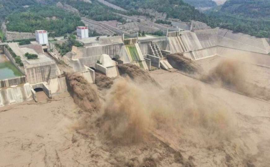 Obilne padavine u Kini: Poginulo 12 ljudi, prijeti i pucanje brane
