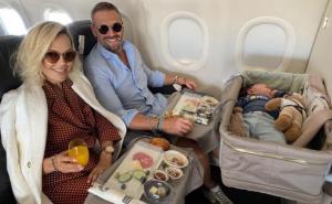 Maja Šuput se javila iz aviona, pažnju ukrao muškarac iza nje: 'Što izvodi ovaj iza?'