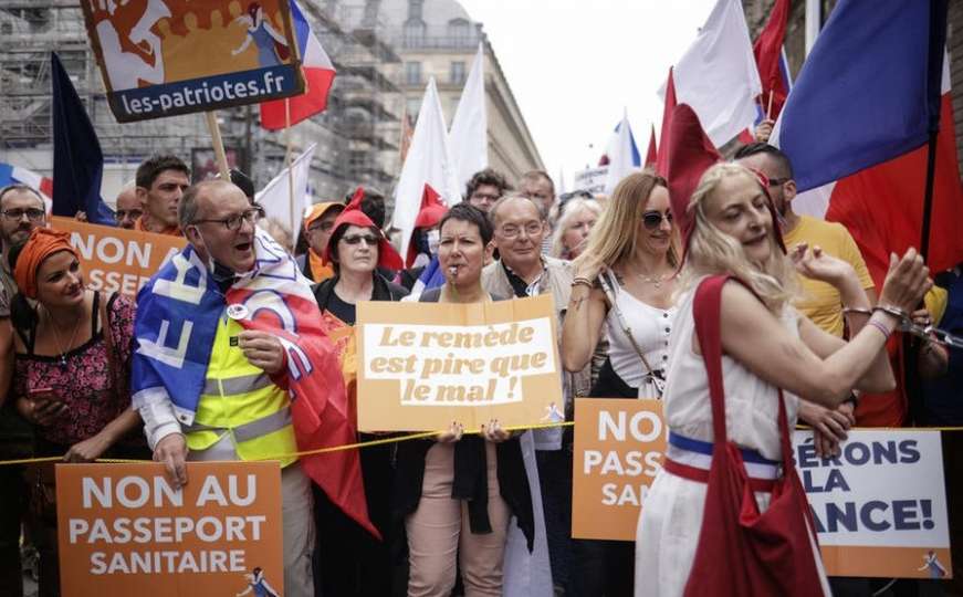 Stotine ljudi protestovalo u Parizu: Pogledajte šta su poručili