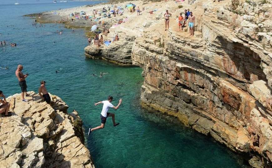 Nesreća na popularnoj plaži u Hrvatskoj: Djevojka skočila sa stijene visoke 14 metara