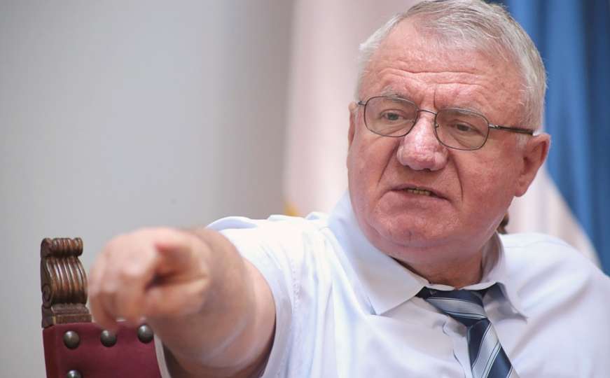 Osuđeni zločinac Vojislav Šešelj nije mogao sakriti ogorčenost odlukom Inzka