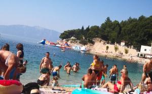 Obišli smo jutros omiljenu plažu Bosanaca na Jadranu, malo je gostiju iz BiH