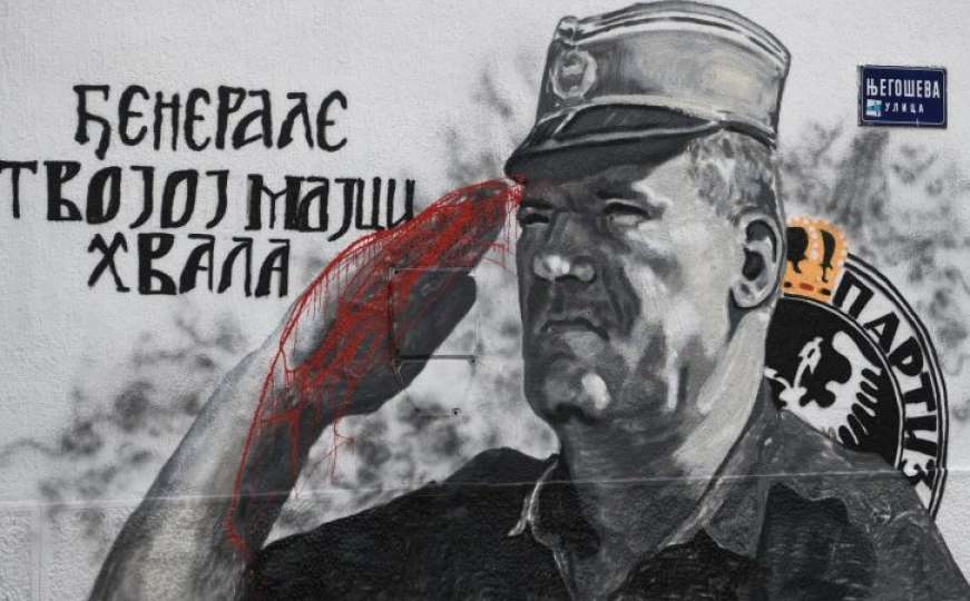 Krv na rukama ratnog zločinca Ratka Mladića docrtana na muralu u centru Beograda