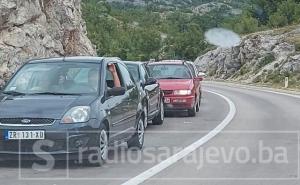 Kilometarske kolone na ulazu u Crnu Goru iz pravca Trebinja, na prijelazu Zupci