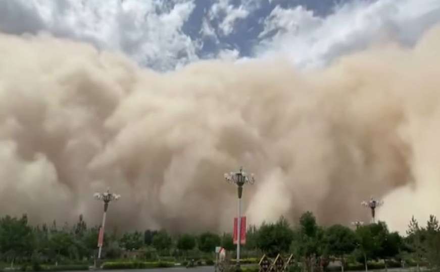 Pogledajte kako je pješčana oluja "progutala" grad u Kini