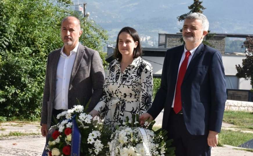 Karić, Mandić i Tanović položili cvijeće na Vracama i poslali snažne poruke