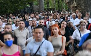 Stotine građana se okupilo u Velikoj aleji pružiti podršku porodici Memić 