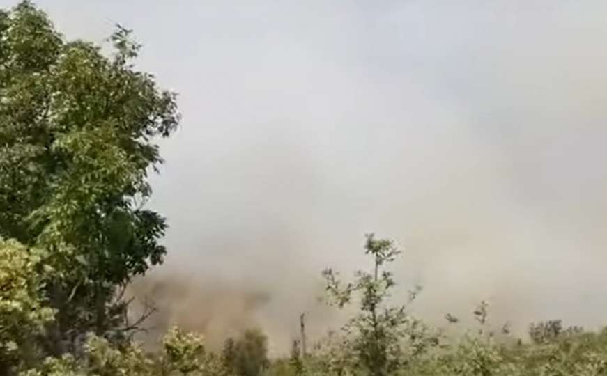 Požar bijesni u Neumu, dim se nadvio iznad grada