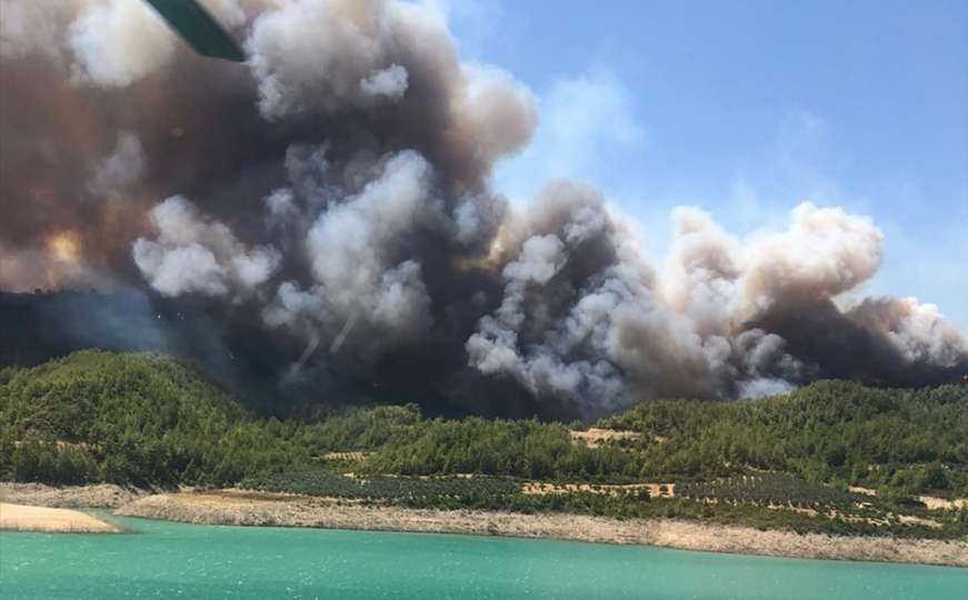Požari bjesne i najpoznatijim turskim ljetovalištem: 3 gradske četvrti evakuirane