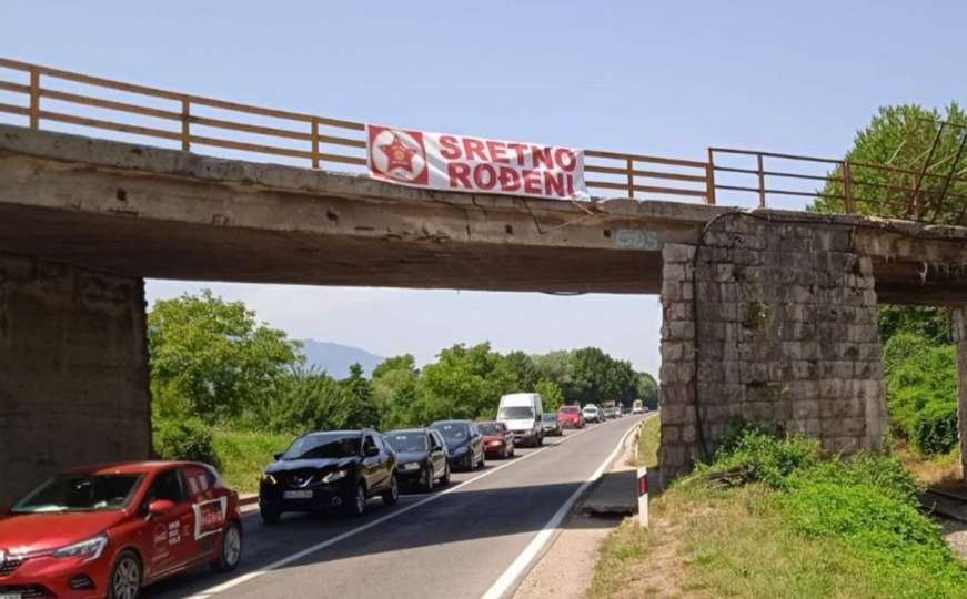 Veležu stiže nova podrška: U Bihaću 'osvanula' parola 'Sretno Rođeni' 