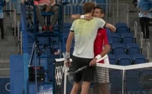 Zverev nakon meča prišao Đokoviću: "Žao mi je zbog ovoga..."