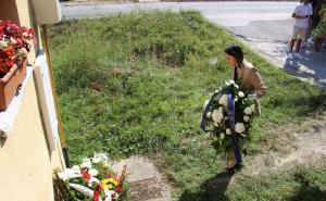 Obilježavanje stradanja u Jukićevoj ulici: Gradonačelnica Karić položila cvijeće