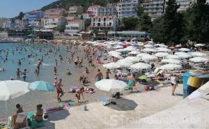 Prvi dan vikenda u Neumu: Plaže pune turista, nema mjesta ni za peškir...