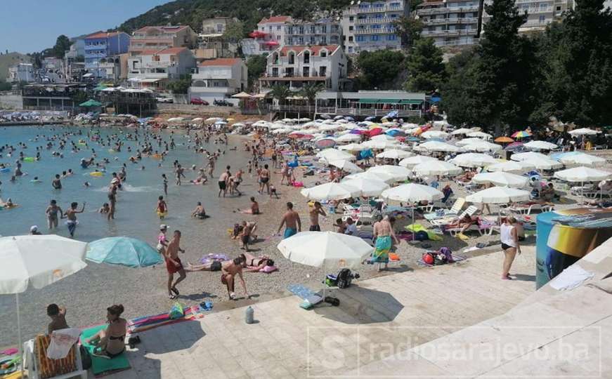 Prvi dan vikenda u Neumu: Plaže pune turista, nema mjesta ni za peškir...
