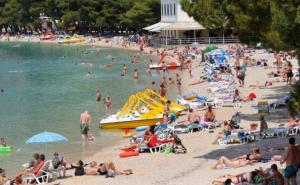 Prizor s plaže u Dalmaciji ima više od 625 komentara: Kakve plaće, takav odmor