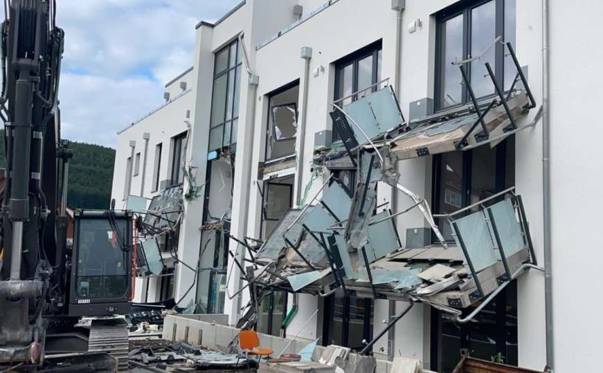 Izvođač radova bagerom srušio pola zgrade jer ga vlasnik nije isplatio