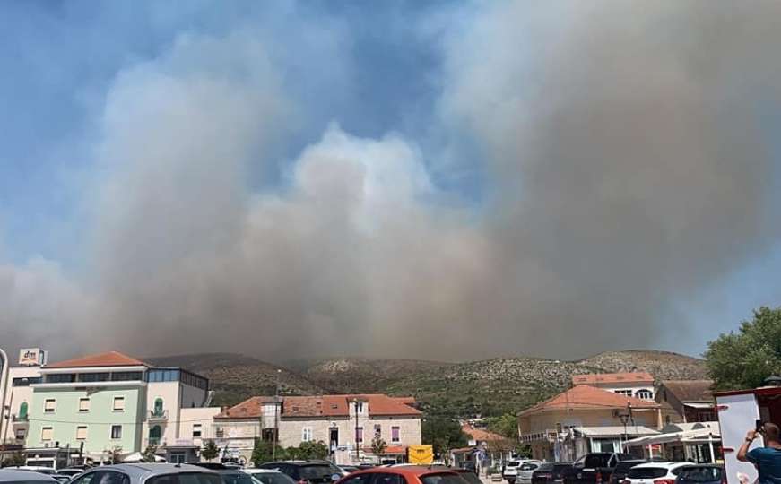Požar kod Trogira: 24 vatrogasna vozila na terenu, stigli i kanaderi