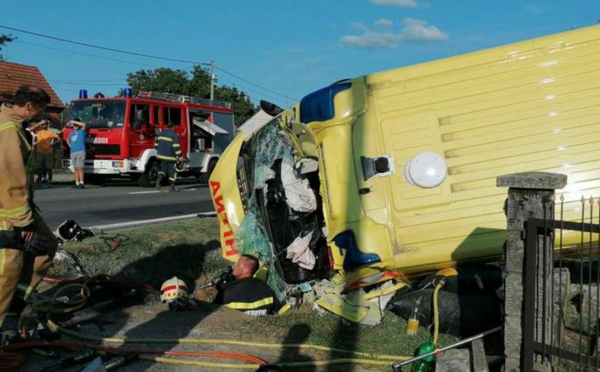 Saobraćajna nesreća u Hrvatskoj: Učestvovala hitna i automobil, dvoje poginulih