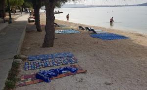 Pogledajte kako su na plaži u Hrvatskoj osigurali mjesto u hladu