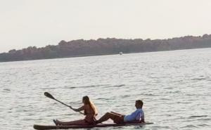 Ljubav na dalmatinski način: Djevojka vesla, dok muškarac leži