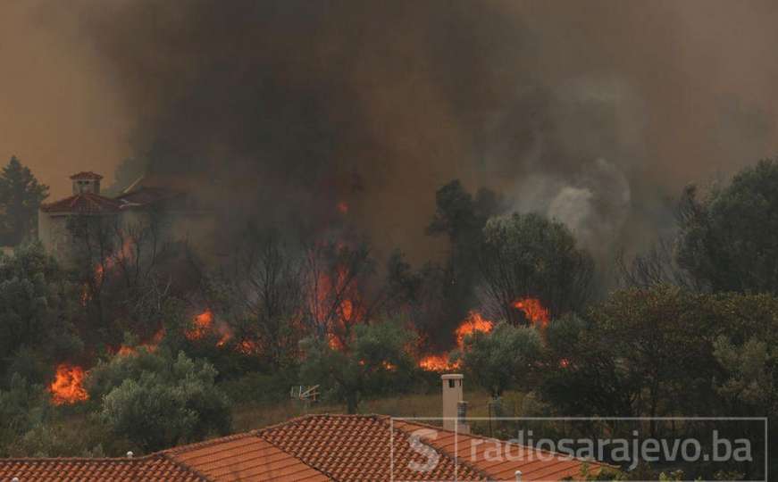 Dim i pepeo nadvili se iznad Atine: Zbog požara kvalitet zraka nepodnošljiv...