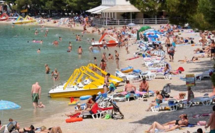 Ukoliko ostavljate peškire na plaži preko noći - evo koliku kaznu biste mogli dobiti