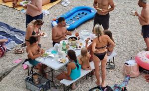 Neobična scena: Na plaži kod Makarske postavili sto za ručak