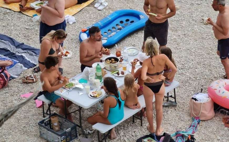 Neobična scena: Na plaži kod Makarske postavili sto za ručak