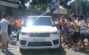 Pogledajte kako su navijači blokirali put Messiju sa suprugom i djecom