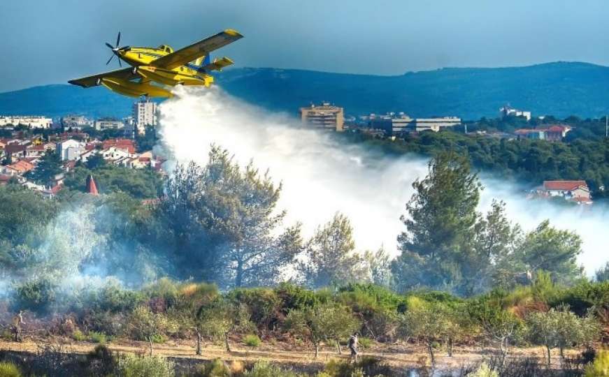 Kanaderi Hrvatskog ratnog zrakoplovstva gase požar u BiH