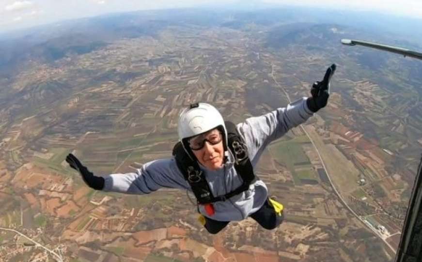 Ibrahim Kalesić (86) iz Tuzle najstariji aktivni padobranac u Europi