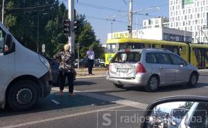 Tri vozila učestvovala u udesu kod Mašinske škole, saobraćaj otežan 