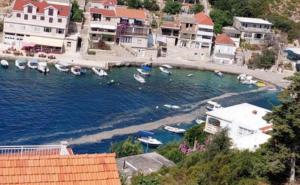 Brod uplovio u prekrasnu uvalu u Dalmaciji, ispustio fekalije i otišao