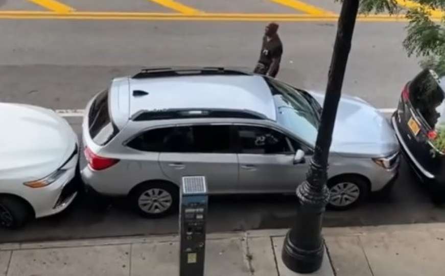 Pokazao nevjerovatne vještine: Pogledajte kako je uspio izaći sa parking mjesta 