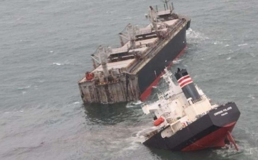 U japanskoj luci Hachinohe: Iz nasukanog i "prepolovljenog" broda curi nafta