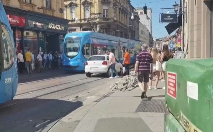 Vozačica propala u rupu na cesti i izazvala zastoj tramvaja u Zagrebu