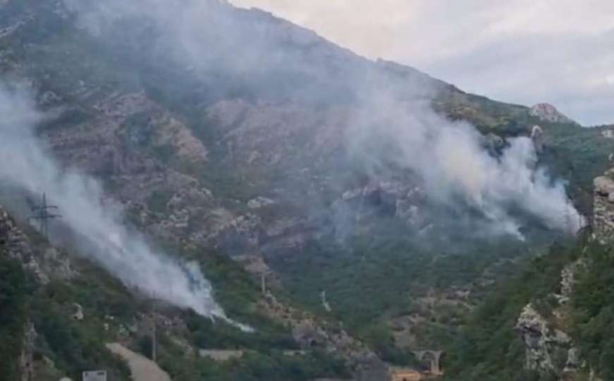 Požar iznad Jablanice i dalje aktivan, traži se djelovanje helikoptera
