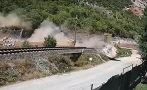 Pogledajte kako ogromna kamena gromada pada na prugu i cestu u Čapljini