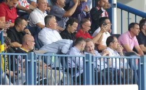 Bakir Izetbegović s tribina prati Velež 