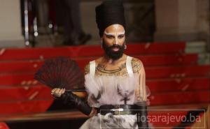 Božo Vrećo prošetao crvenim tepihom u impresivnoj haljini i modnim dodacima