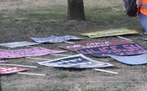 Učesnici Bh. povorke ponosa pripremaju rekvizite: Transparenti, zastave i instrumenti