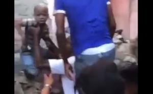 Potresna scena izvlačenja žene i dječaka iz ruševina na Haitiju