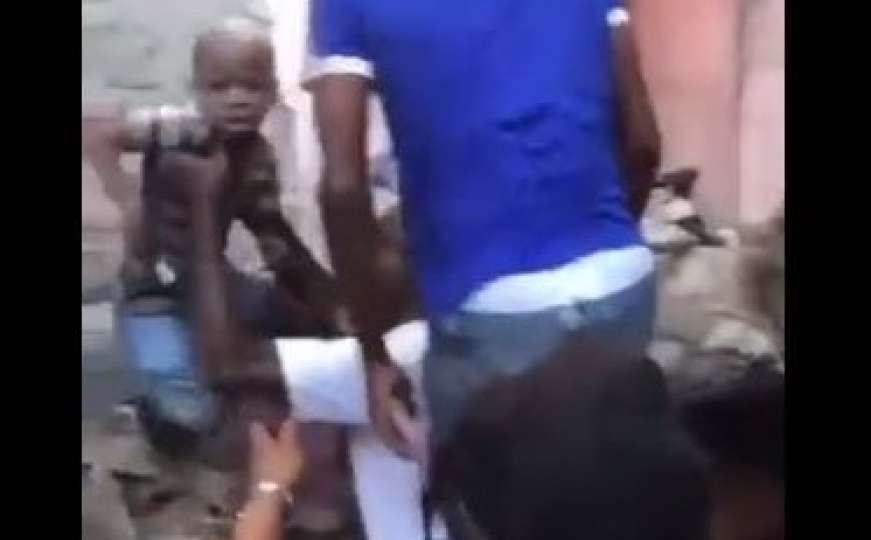 Potresna scena izvlačenja žene i dječaka iz ruševina na Haitiju