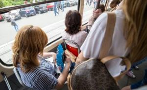 Užas u beogradskom autobusu: Muškarci iz čista mira udarali žene čekićem